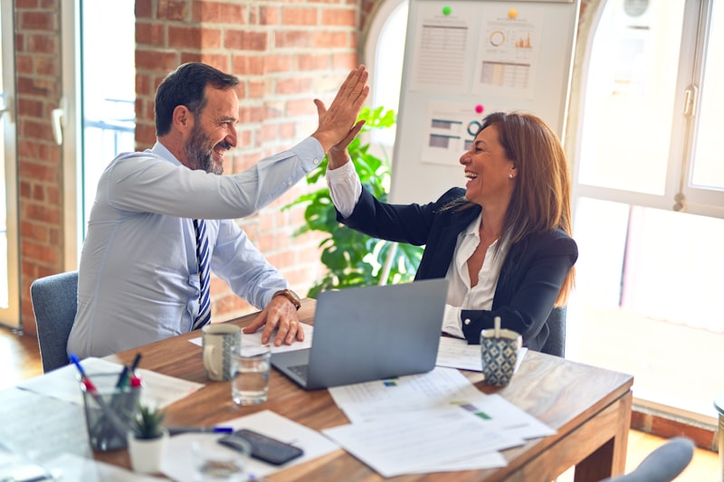 Equipe Comparar Para Economizar analisando economia doméstica